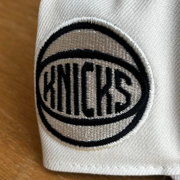 MITCHELL & NESS NEW YORK KNICKS METAILLIC GOLD LOGO PRO PINCH SNAPBACK HAT NEW - Picture 3 of 5